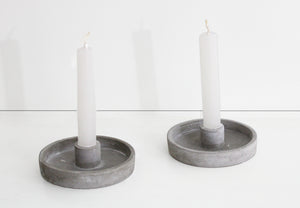 Kerzenhalter aus Beton in Grau, Höhe 4 cm, Durchmesser 11,5 cm, Kerzenfassung 2,2 cm