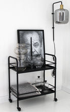 Laden Sie das Bild in den Galerie-Viewer, Stilvoller Servierwagen aus Metall, 60 x 30,5 x 67 cm, Farbe schwarz
