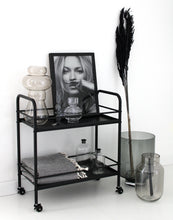 Laden Sie das Bild in den Galerie-Viewer, Stilvoller Servierwagen aus Metall, 60 x 30,5 x 67 cm, Farbe schwarz
