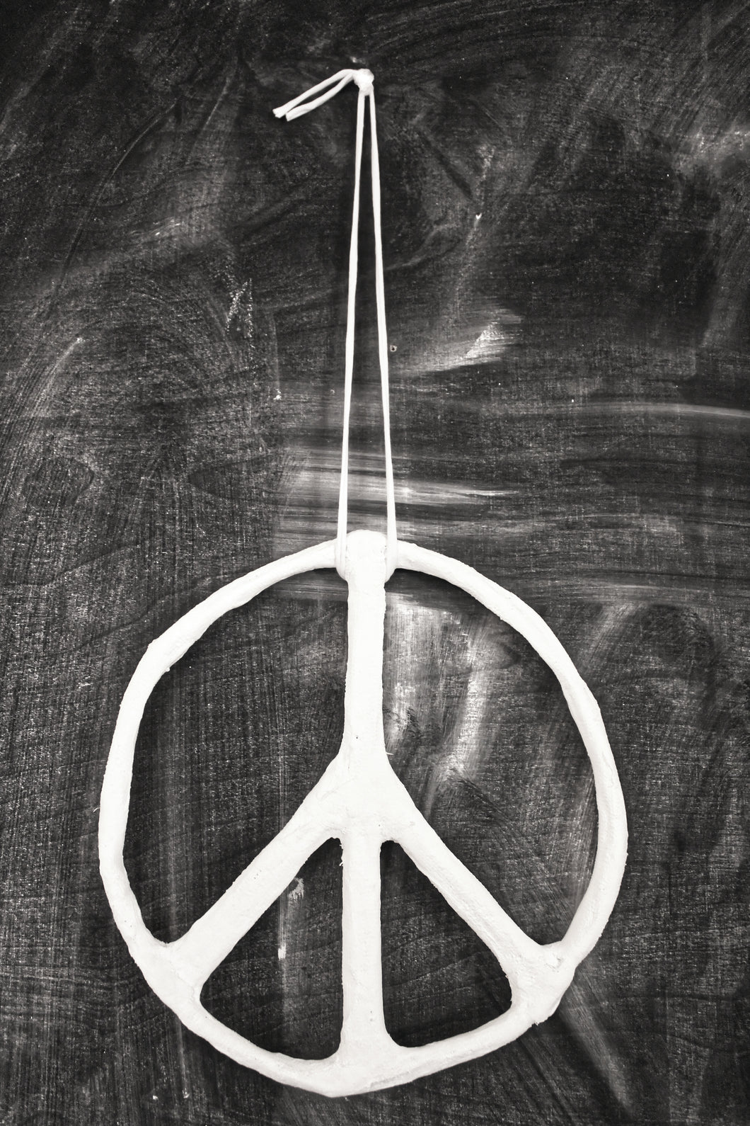 Handgefertigtes Peacezeichen aus Gips, Durchmesser ca. 28 cm