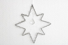 Laden Sie das Bild in den Galerie-Viewer, Romantischer Stern zum aufhängen, Durchmesser 31 cm, weiße Perlen und Glitzerstein
