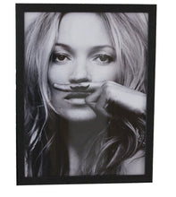 Laden Sie das Bild in den Galerie-Viewer, Bild von Kate Moss mit schwarzem Holzrahmen und Glasabdeckung, 33 x 43 cm
