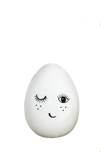 Keramik Ei "Augenzwinker", Farbe Weiß mit schwarzer Bemalung, Höhe 14 cm, Durchmesser horizontal 9 cm