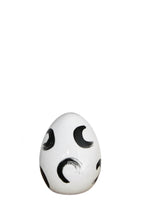 Laden Sie das Bild in den Galerie-Viewer, Keramik Ei, Farbe Weiß mit schwarzen Pinselstrichen, Höhe 9 cm, Durchmesser horizontal 6 cm
