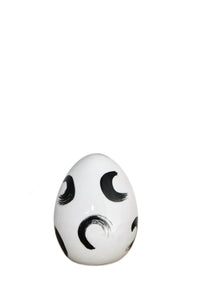 Keramik Ei, Farbe Weiß mit schwarzen Pinselstrichen, Höhe 9 cm, Durchmesser horizontal 6 cm