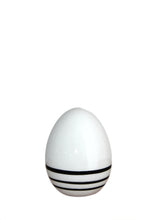 Laden Sie das Bild in den Galerie-Viewer, Keramik Ei, Farbe Weiß mit schwarzen Streifen, Höhe 9 cm, Durchmesser horizontal 6 cm
