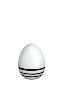 Keramik Ei, Farbe Weiß mit schwarzen Streifen, Höhe 9 cm, Durchmesser horizontal 6 cm
