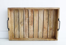 Laden Sie das Bild in den Galerie-Viewer, Rustikales Holz Tablett mit Metallgriffen, Größe 60 x 40 x 7 cm
