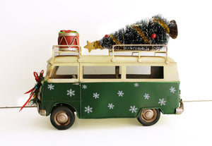 Cooler Weihnachtsbulli im Hippy Style mit Gepäck , Farbe Grün