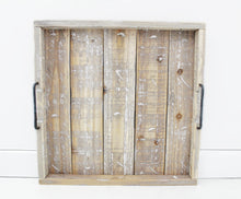 Laden Sie das Bild in den Galerie-Viewer, Holz Tablett mit Metallgriffen in Vintage Optik, Größe 48 x 48 x 5 cm
