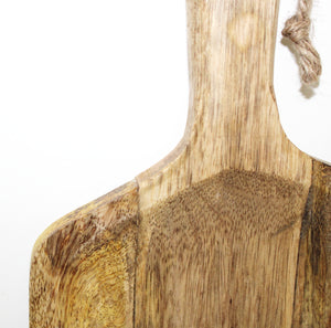 Handgefertigtes Schneide / Servier Brett aus Mangoholz mit Griff und Juteband, 19 x 50 cm