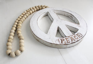 Peace Zeichen mit Holzperlenkette in weiß, Durchmesser ca. 28,5 cm