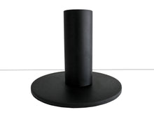 Laden Sie das Bild in den Galerie-Viewer, Kerzenhalter aus Metall in schwarz, Höhe 6,5 cm, Durchmesser Kerzenfassung 2,2 cm
