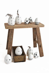 Keramik Ei "Huhn mit Feder", Farbe Weiß mit schwarzer Bemalung und Feder, Höhe 14 cm, Durchmesser horizontal 9 cm