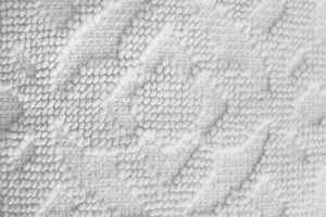 Schönes bemustertes Kissen in weiß inklusive Füllung, Größe 45 x 45 cm, 100 % Baumwolle